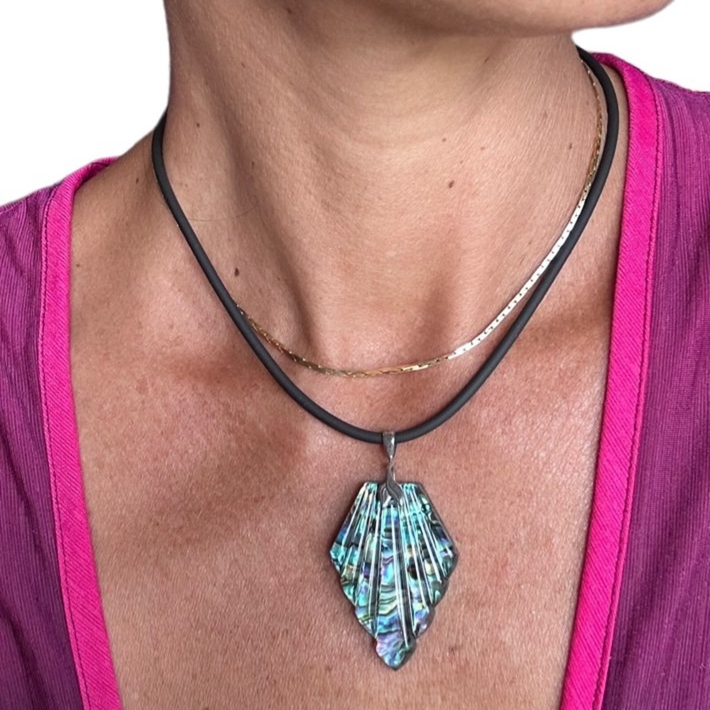 307. Paua Abalone shell pendant Sterling Silver clasp w/ a 16” rubber co…
